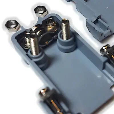 Vista lateral de Tapa Plastica Completa Para Fichas Db9 (Para Ficha Cod. 1505011 Y 1505012) Y Db15 (Para Cod. 1505013 Y 1505016)